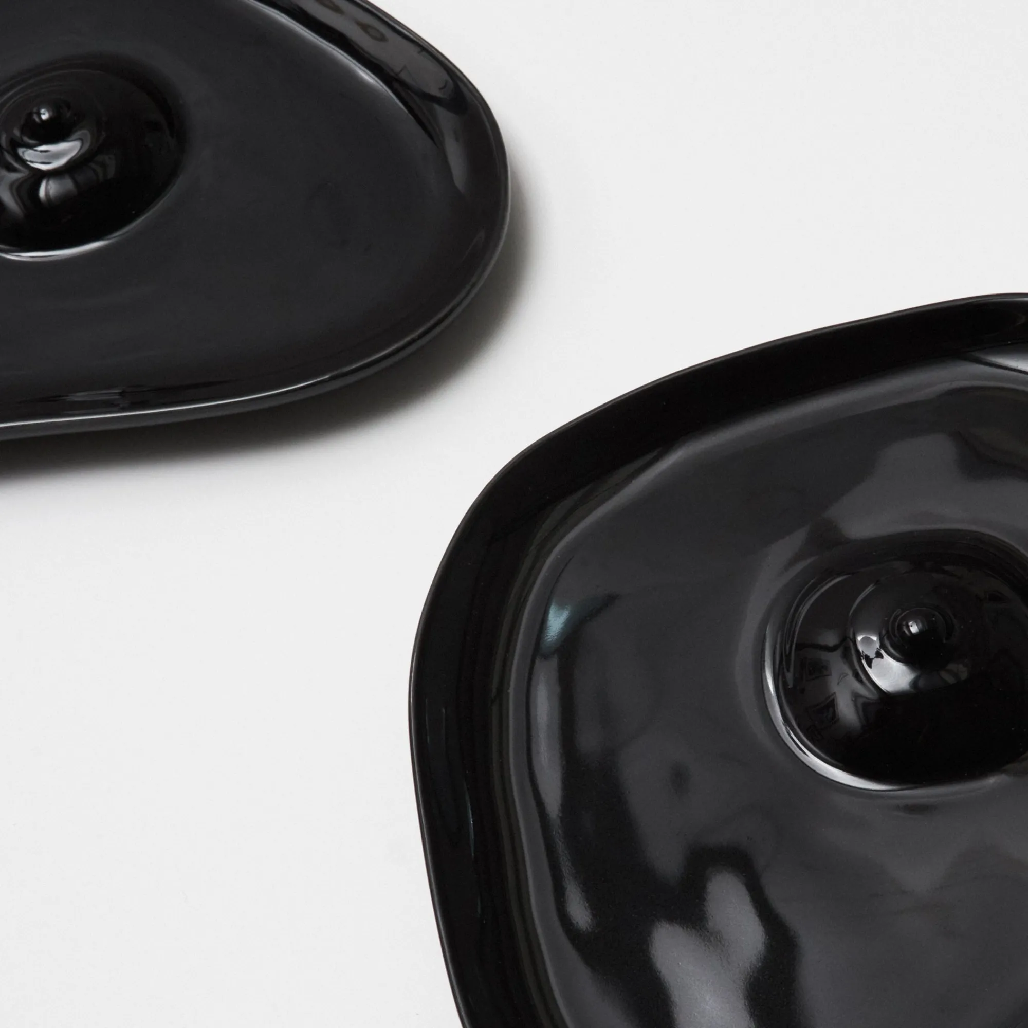 Anissa Kermiche Assiettes Tatas (Noir Brillant)